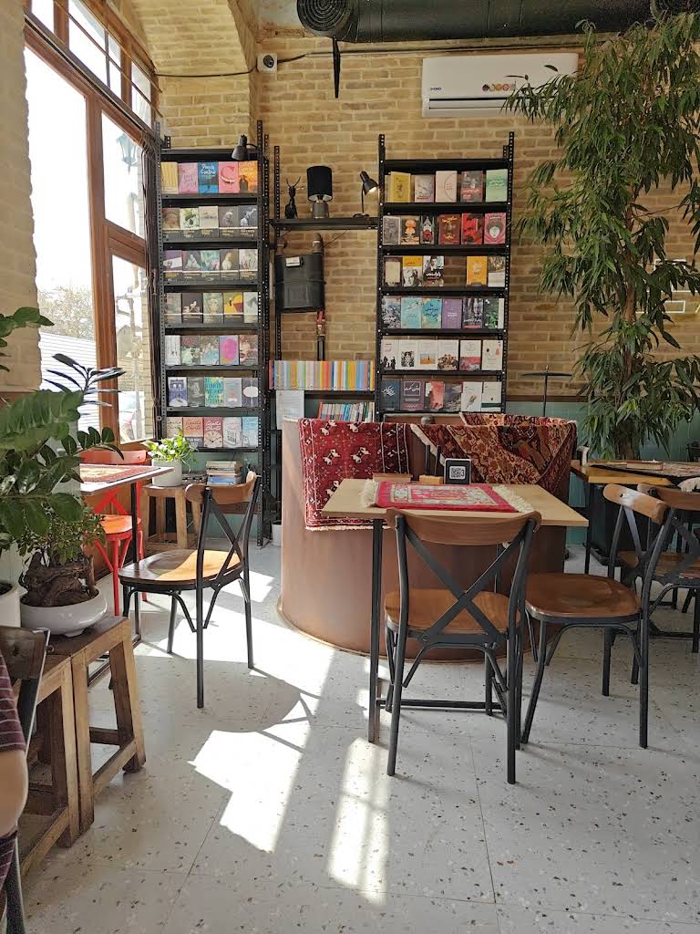 نمای دیگری از عمارت اهالی